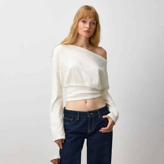 Zdjęcie produktu Kremowy sweter z dekoltem one shoulder House