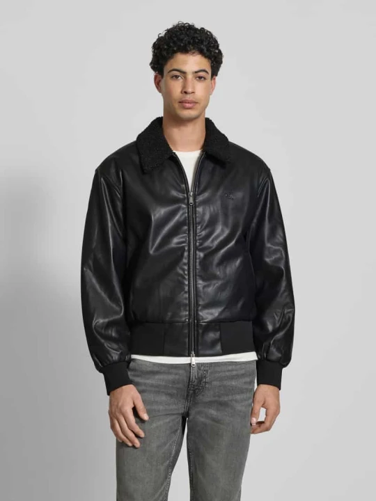 Zdjęcie produktu krój regular fit Kurtka z materiał skóropodobny z wykładany kołnierz Calvin Klein Jeans Czarny