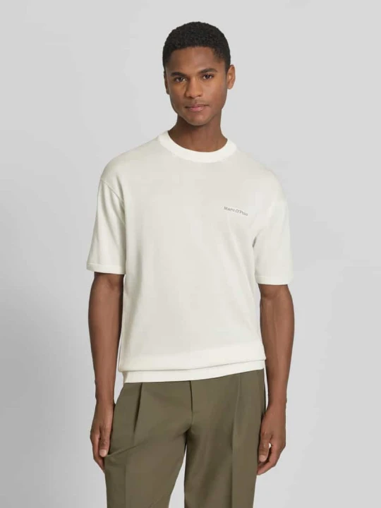 Zdjęcie produktu krój regular fit t-shirt z czystej bawełny Marc O'Polo × DFB Travel kolekcja Złamany biały
