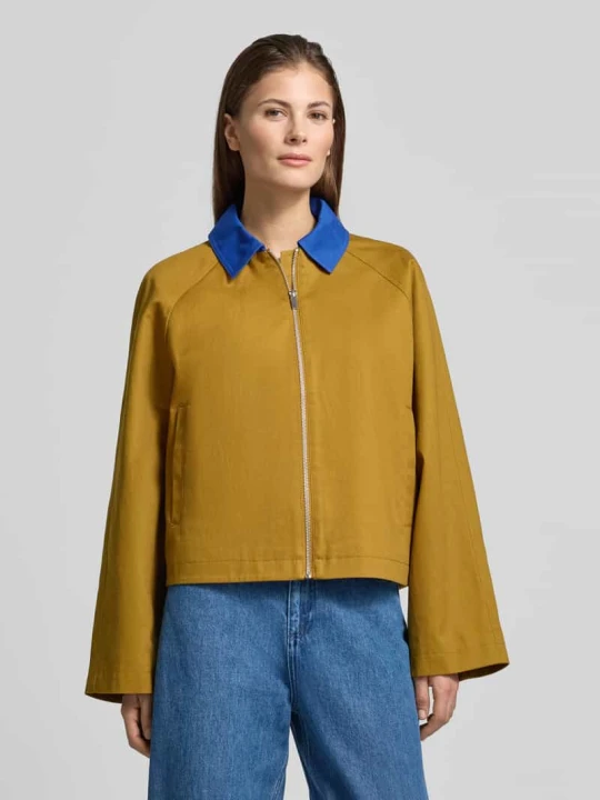 Zdjęcie produktu Krótka barn-jacket z kontrastowym kołnierzem - curated by Tinvcb Style Icon Collection Camel