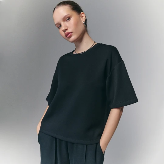 Zdjęcie produktu Krótka koszulka loose fit basic z modalem w składzie czarna House