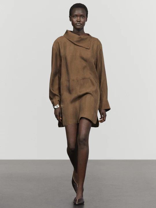 Zdjęcie produktu Krótka Zwiewna Sukienka Z Asymetrycznym Golfem - Brązowy - Massimo Dutti - Female