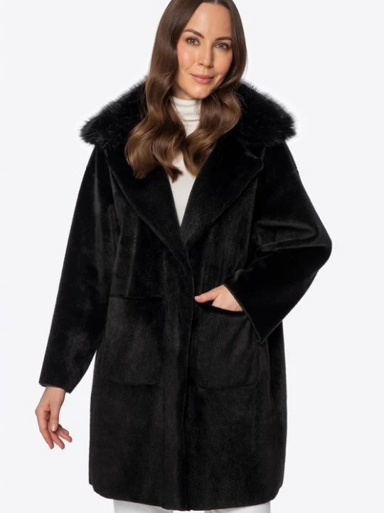 Zdjęcie produktu Krótki płaszcz oversize ze sztucznego futra czarny Wittchen
