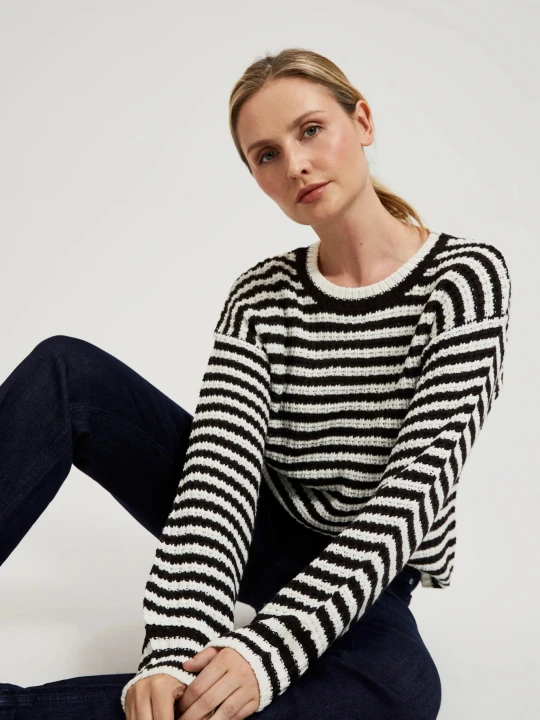 Zdjęcie produktu Krótki sweter w paski czarno-biały Moodo