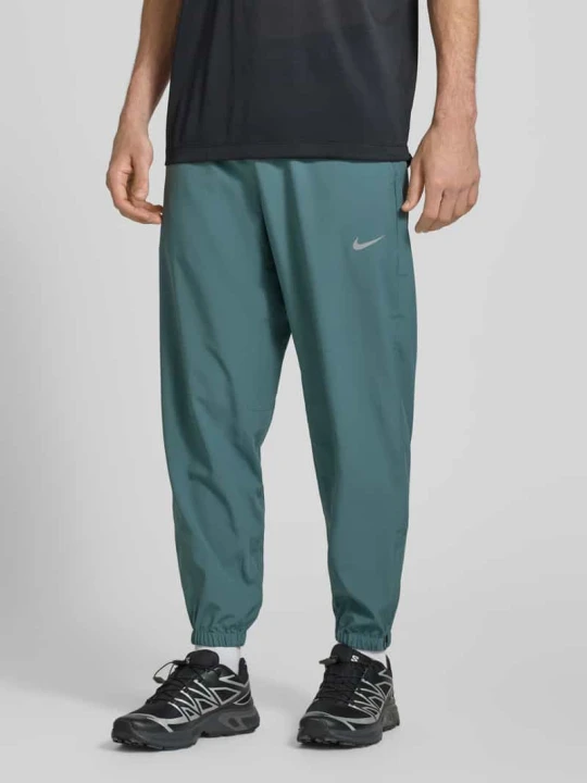 Zdjęcie produktu Kształt spodnie z nadrukiem z logo i kieszeniami wpuszczanymi Nike Petrol
