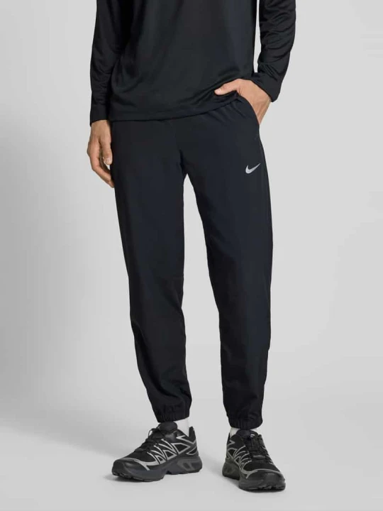 Zdjęcie produktu Kształt spodnie z nadrukiem z logo i kieszeniami wpuszczanymi Nike Czarny