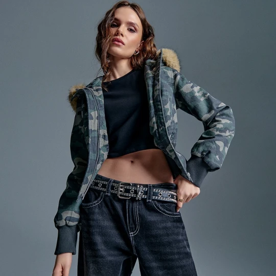 Zdjęcie produktu Kurtka bomber ze wzór camo ze sztucznym futerkiem przy kapturze House