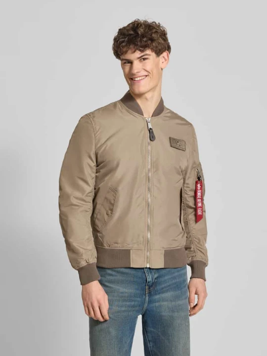 Zdjęcie produktu Kurtka bomberka w kroju regular fit z naszywką z logo Alpha Industries Beżowy