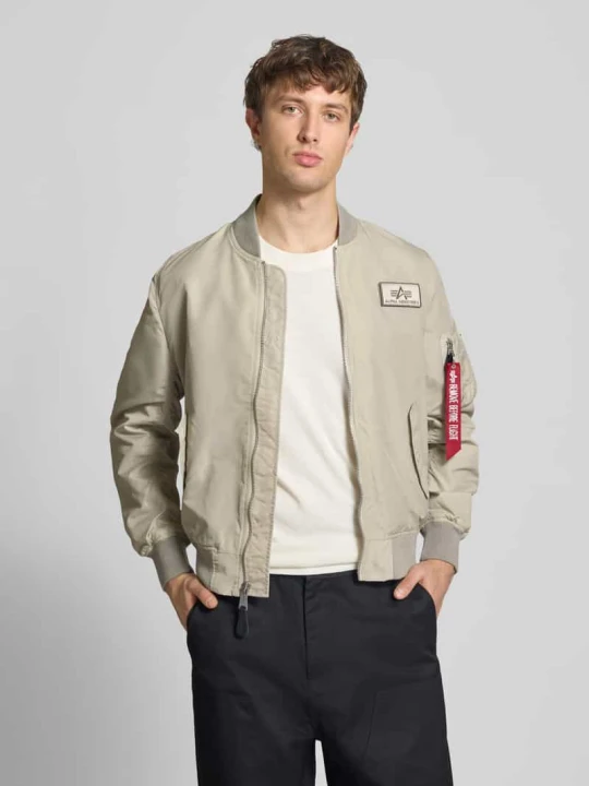 Zdjęcie produktu Kurtka bomberka w kroju regular fit z naszywką z logo Alpha Industries Beżowy