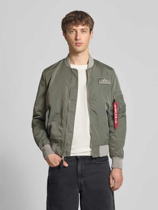 Zdjęcie produktu Kurtka bomberka w kroju regular fit z naszywką z logo Alpha Industries Oliwkowy