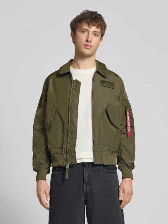 Zdjęcie produktu Kurtka bomberka w kroju regular fit z naszywką z logo Alpha Industries Oliwkowy