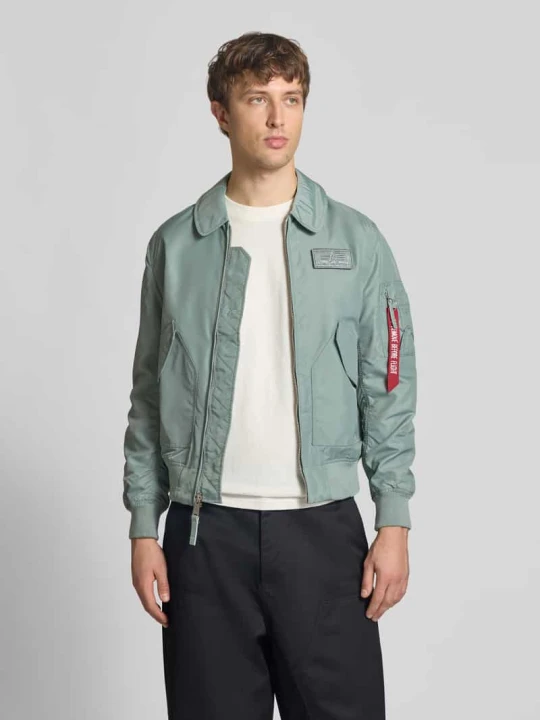 Zdjęcie produktu Kurtka bomberka w kroju regular fit z naszywką z logo Alpha Industries Trzcinowy