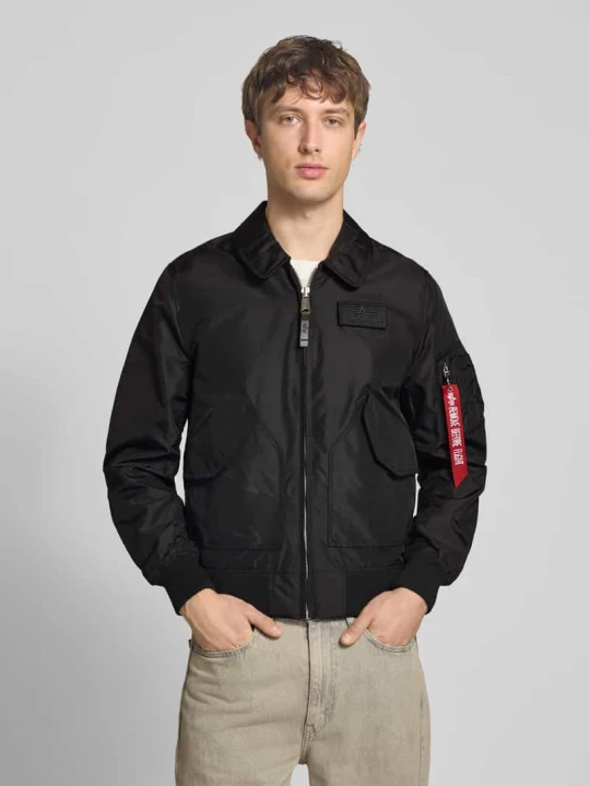Zdjęcie produktu Kurtka bomberka w kroju regular fit z naszywką z logo Alpha Industries Czarny