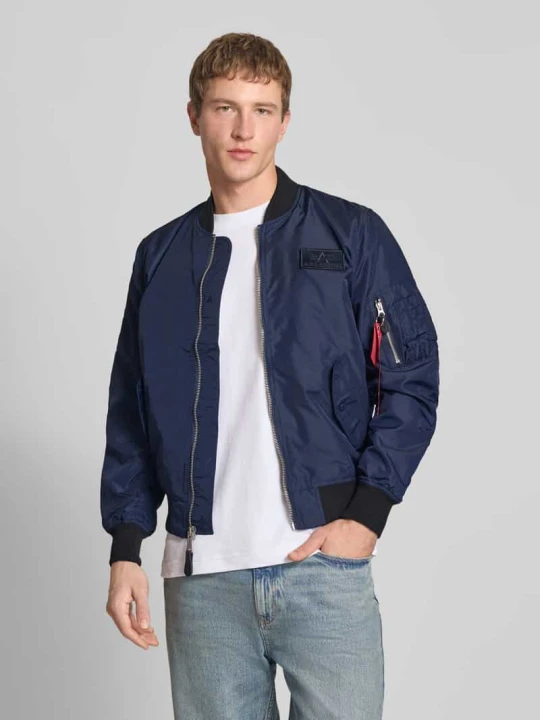 Zdjęcie produktu Kurtka bomberka w kroju regular fit z naszywką z logo Alpha Industries Granatowy