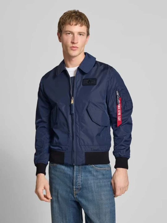 Zdjęcie produktu Kurtka bomberka w kroju regular fit z naszywką z logo Alpha Industries Ciemnoniebieski