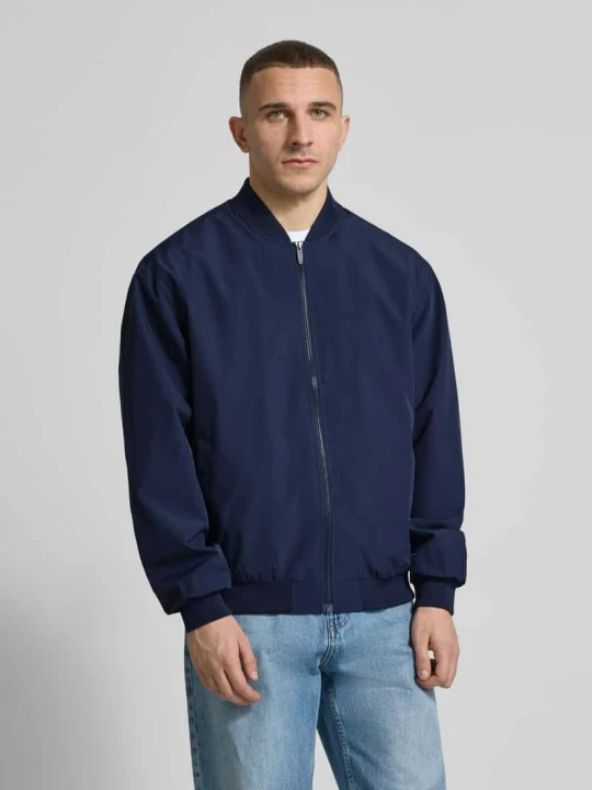 Zdjęcie produktu bomberka z bocznymi wpuszczanymi kieszeniami model 'CHARGE' Jack&Jones Granatowy