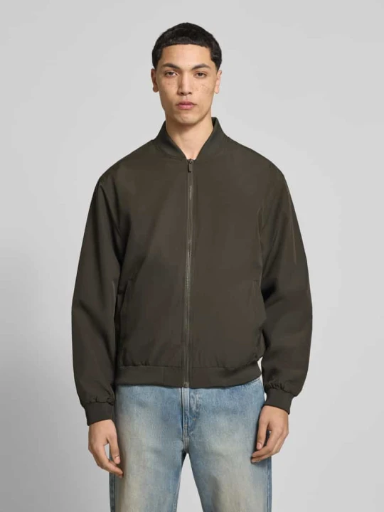 Zdjęcie produktu Kurtka bomberka ze stójką model 'CHARGE' Jack&Jones Oliwkowy