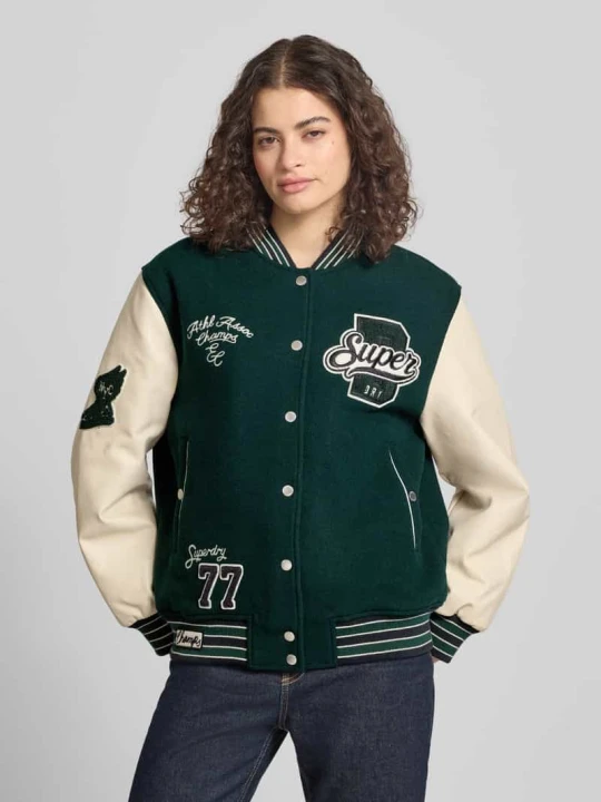Zdjęcie produktu Kurtka college z haftowanymi motywami i logo Superdry Zielony