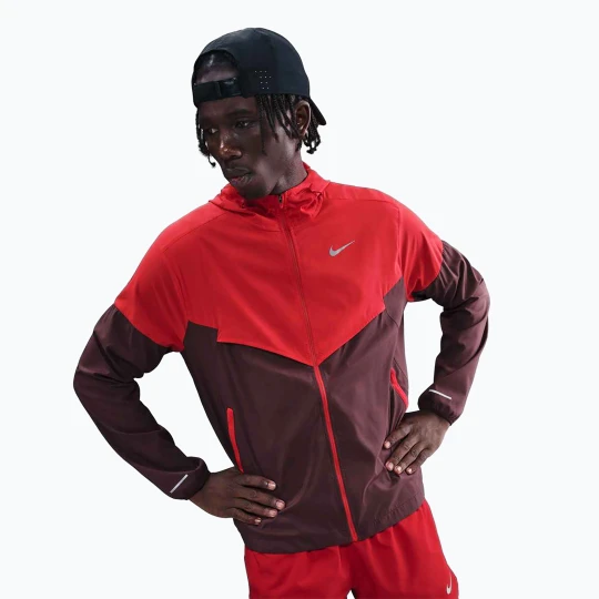Zdjęcie produktu Kurtka do biegania męska Nike Impossibly Light Windrunner light crimson/burgundy crush Czerwony
