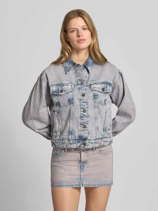 Zdjęcie produktu Kurtka jeansowa o kroju oversized z kieszeniami na piersi i naszywką z logo Guess Jasnoniebieski