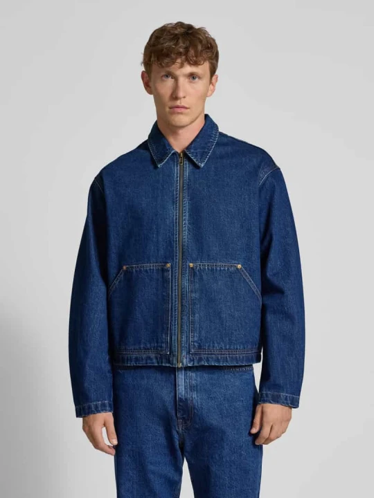 Zdjęcie produktu Kurtka jeansowa o kroju relaxed fit z kieszenią na piersi REVIEW Ciemnoniebieski