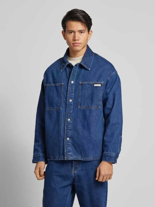 Zdjęcie produktu Kurtka jeansowa o kroju relaxed fit z naszywką z logo Calvin Klein Jeans Jeansowy niebieski