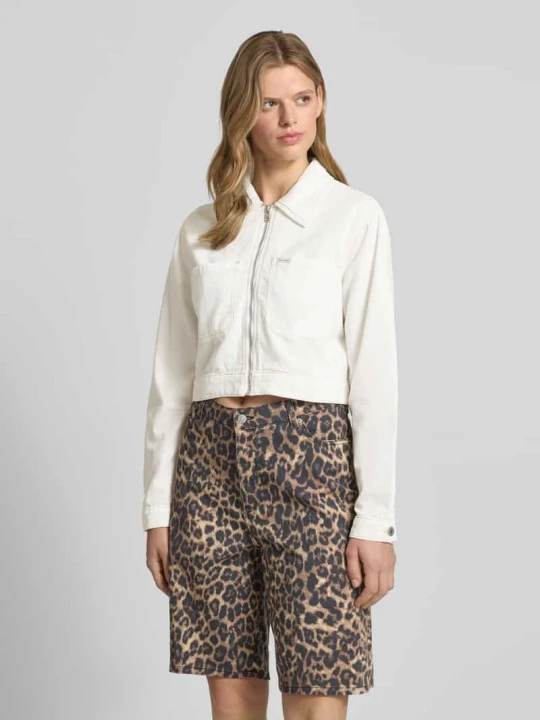 Zdjęcie produktu Kurtka jeansowa o krótkim kroju z kieszeniami na piersi i naszywką z logo Guess Biały