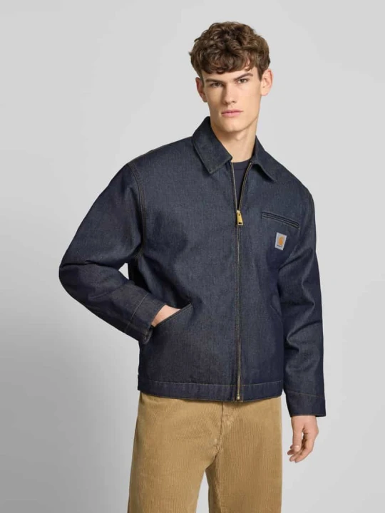 Zdjęcie produktu Kurtka jeansowa z brustaszą i detalem z logo Carhartt WIP Jeansowy niebieski