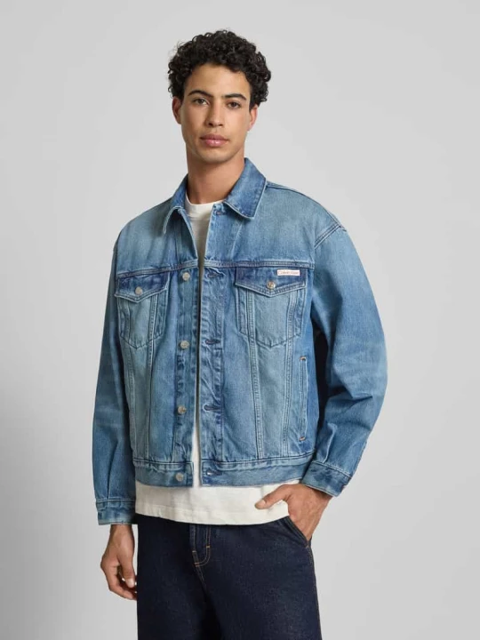 Zdjęcie produktu Kurtka jeansowa z kieszeniami na piersi i detalem z logo Calvin Klein Jeans Jeansowy niebieski