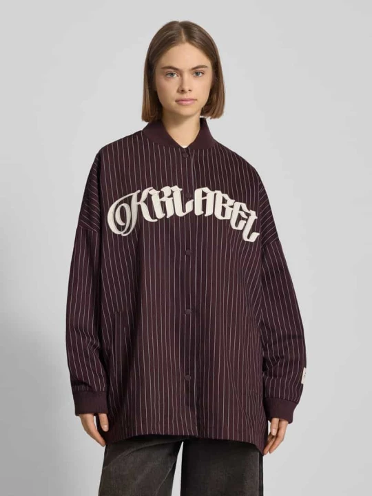 Zdjęcie produktu Kurtka koszulowa o kroju oversized z wyhaftowanym logo Karo Kauer Śliwkowy
