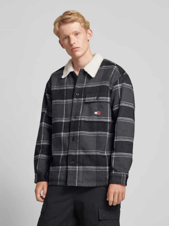 Zdjęcie produktu Kurtka koszulowa o kroju regular fit z listwą guzikową model ‘CHECK SHERPA’ Tommy Jeans Czarny
