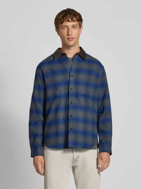 Zdjęcie produktu Kurtka koszulowa o kroju slim fit z kieszeniami na piersi Calvin Klein Jeans Ciemnoniebieski