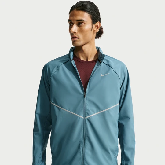 Zdjęcie produktu Kurtka męska do biegania z ochroną przed promieniowaniem UV Repel Nike Miler - Niebieski