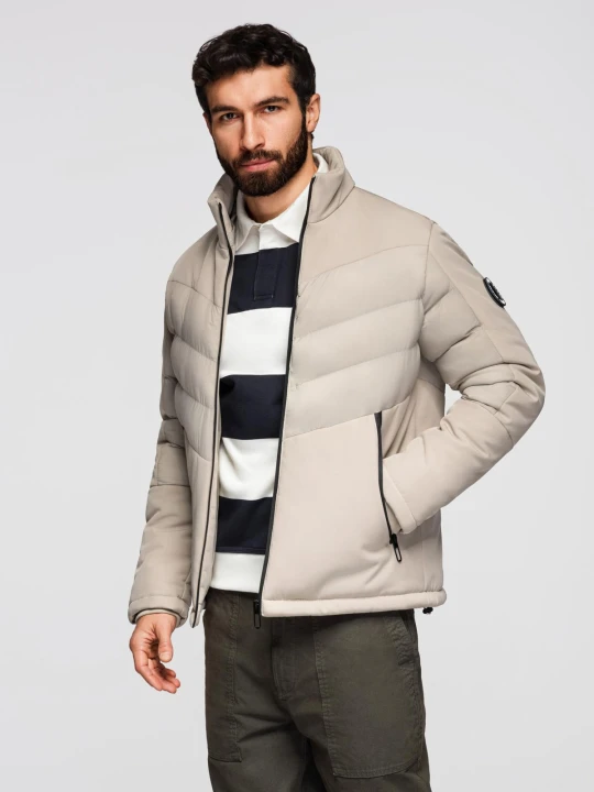 Zdjęcie produktu Kurtka męska pikowana z łączonych materiałów z wysokim kołnierzem – beżowa V4 Ombre Clothing