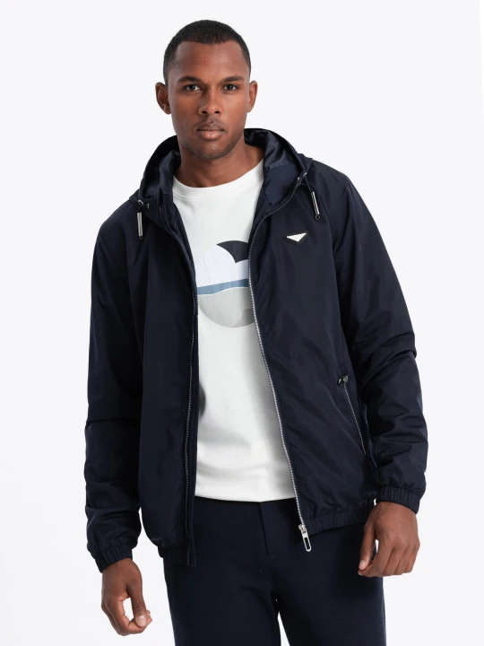 Zdjęcie produktu Kurtka męska wiatrówka z kapturem o klasycznym kroju - granatowa V2 - Rozmiar: M Ombre Clothing