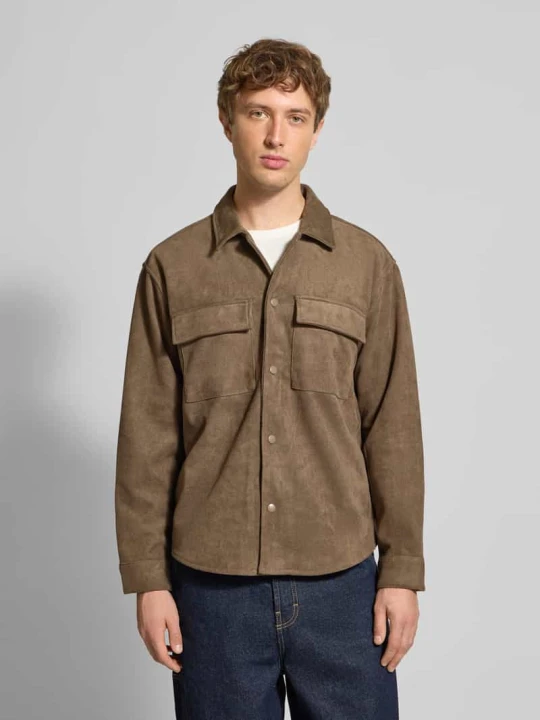 Zdjęcie produktu Kurtka o kroju regular fit z imitacji skóry welurowej z kieszeniami z patką na piersi model ‘RAVI’ Only & Sons Khaki