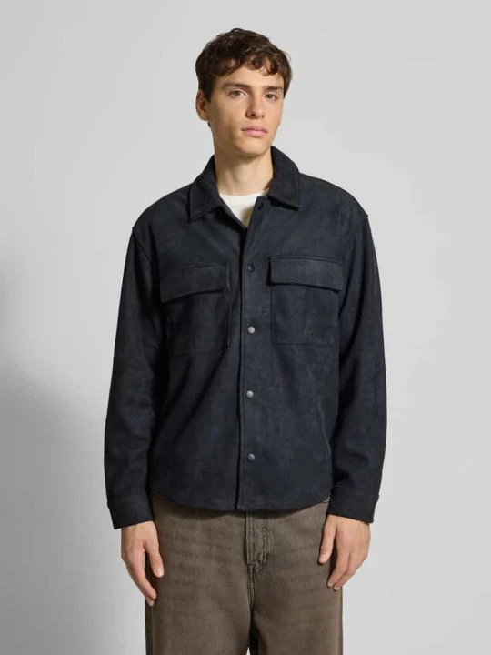 Zdjęcie produktu Kurtka o kroju regular fit z imitacji skóry welurowej z kieszeniami z patką na piersi model ‘RAVI’ Only & Sons Czarny