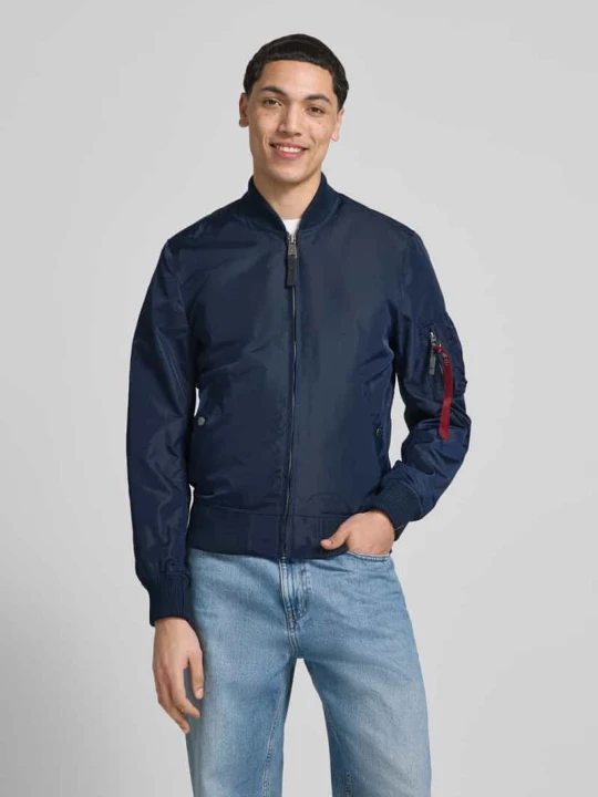 Zdjęcie produktu Kurtka o kroju regular fit ze stójką Alpha Industries Ciemnoniebieski