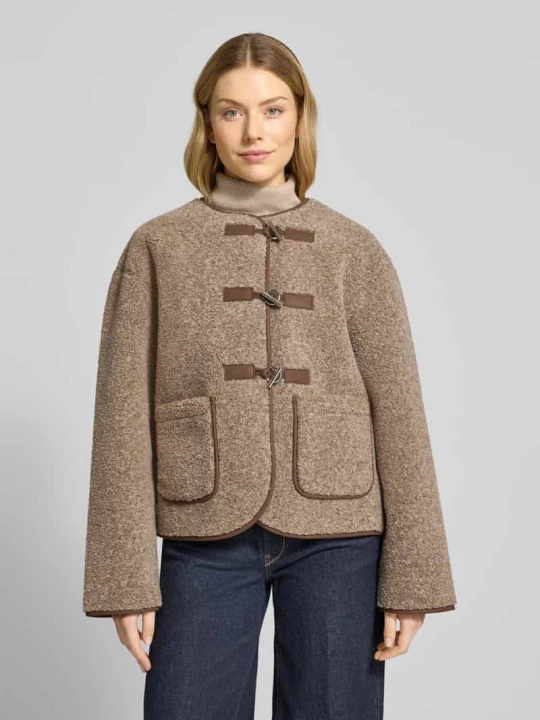 Zdjęcie produktu Kurtka o kroju relaxed fit z tkaniny typu teddy z kieszeniami z patką model „Keisa” MbyM Jasnobrązowy