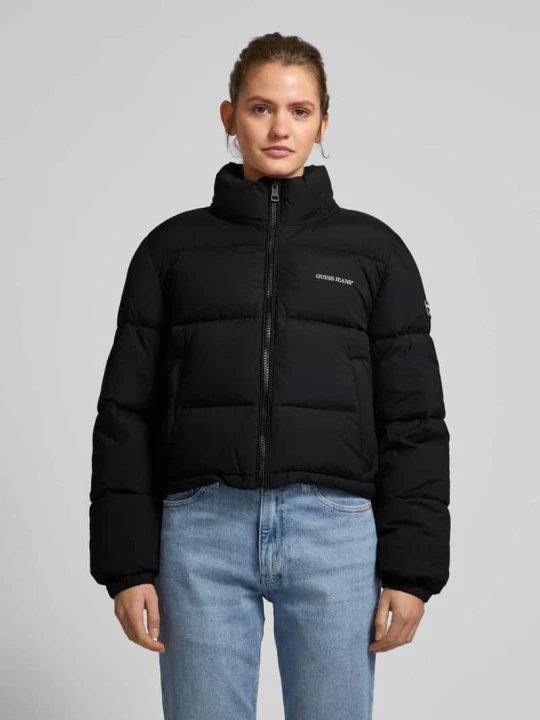Zdjęcie produktu Kurtka pikowana krótka z nadrukiem z logo Guess Czarny