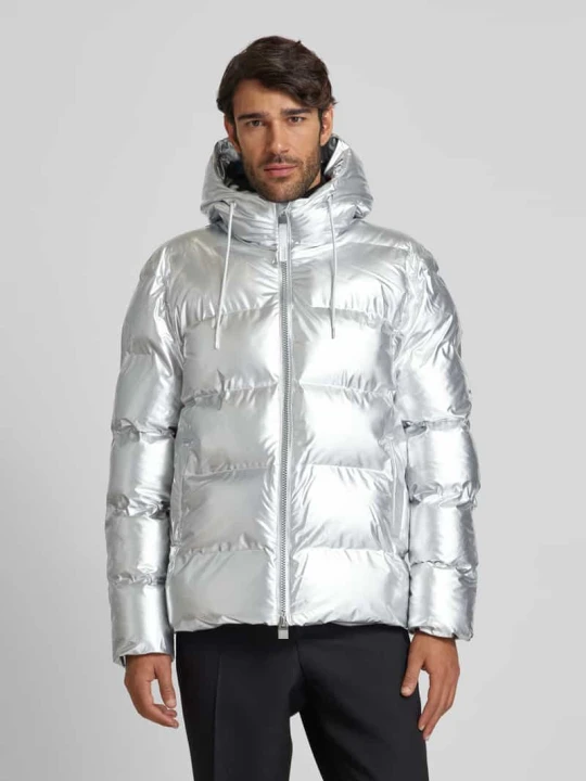 Zdjęcie produktu Kurtka pikowana o kroju regular fit z kapturem model ‘ALTER’ Rains Srebrny