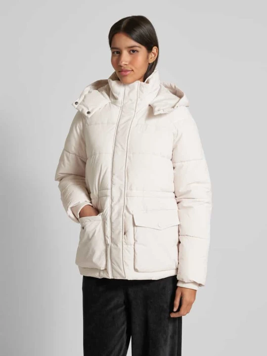 Zdjęcie produktu Kurtka pikowana o kroju regular fit z kieszeniami z patką model ‘DIANA’ Vero Moda Złamany biały