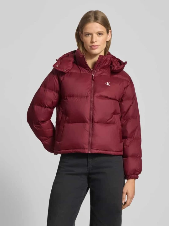 Zdjęcie produktu Kurtka pikowana o kroju regular fit z nadrukiem logo model ‘Midweight’ Calvin Klein Jeans Bordowy