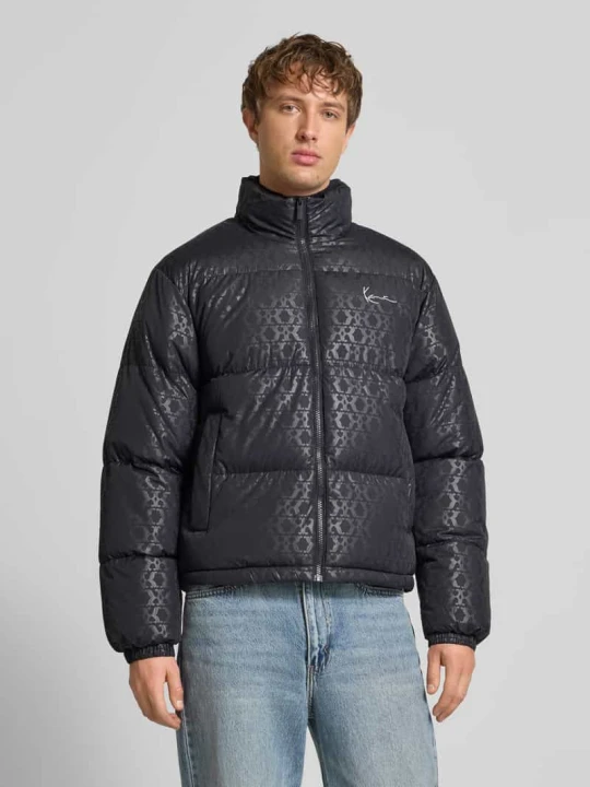 Zdjęcie produktu Kurtka w stylu puffer o kroju regular fit z nadrukiem z logo na całej powierzchni model 'Signature' Karl Kani Czarny