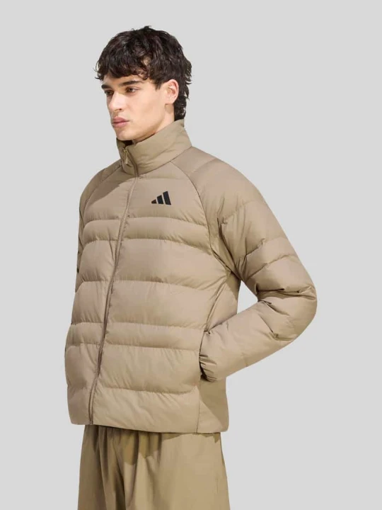 Zdjęcie produktu Kurtka pikowana o kroju regular fit z nadrukiem z logo Adidas Beżowy