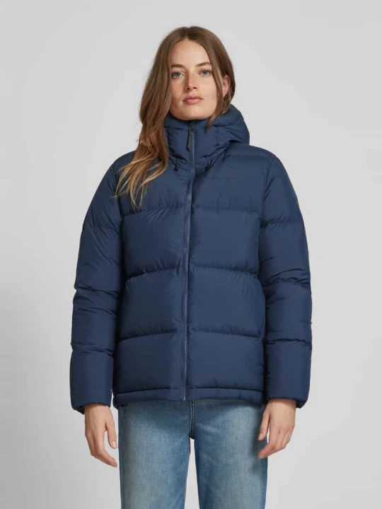 Zdjęcie produktu Kurtka pikowana o kroju regular fit z nadrukiem z logo Peak Performance Granatowy