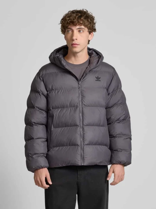 Zdjęcie produktu Kurtka pikowana o kroju regular fit z wyhaftowanym logo model ‘COMMERCIAL’ adidas Originals Antracytowy