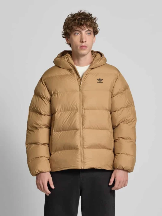 Zdjęcie produktu Kurtka pikowana o kroju regular fit z wyhaftowanym logo model ‘Commercial’ adidas Originals Średniobrązowy