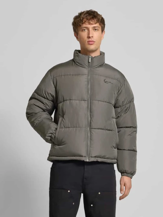 Zdjęcie produktu Kurtka pikowana o kroju regular fit z wyhaftowanym logo model ‘Signature’ Karl Kani Jasnoszary