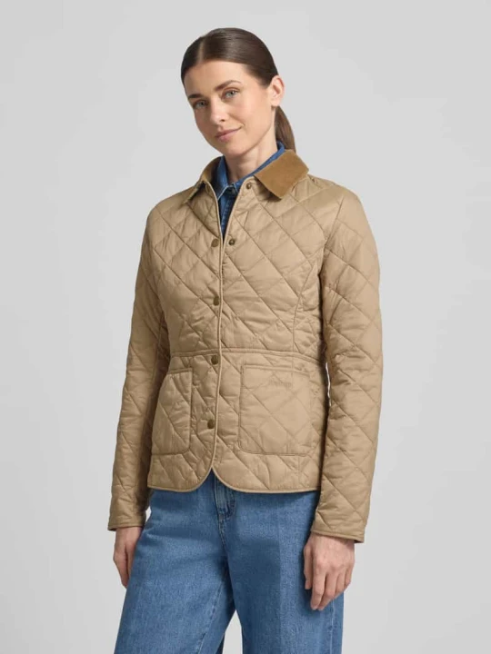 Zdjęcie produktu Kurtka pikowana o kroju shaped fit z kołnierzem ze sztruksu model 'DEVERON' Barbour Piaskowy
